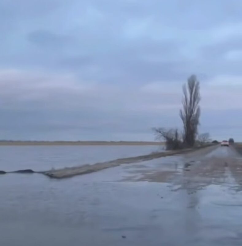 Стихія на асфальті: річка Дніпропетровщини поглинула автошлях (відео)