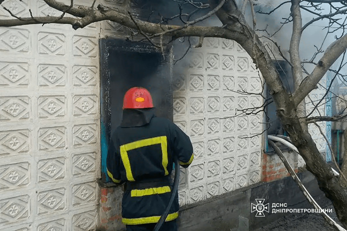 "Трагічна втрата: пожежа в Дніпропетровській області забрала життя трьох юних душ".