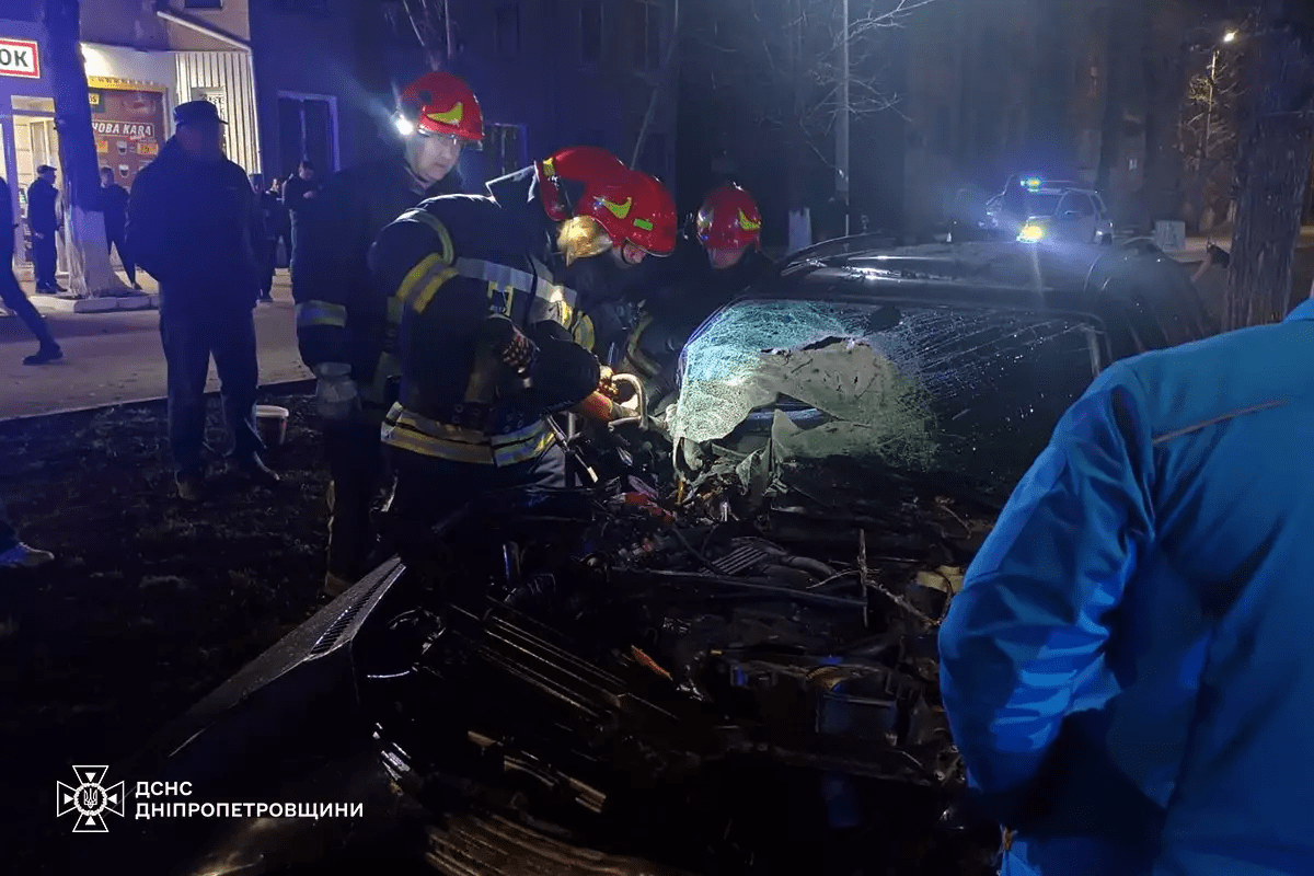 Драматична аварія на Дніпропетровщині: жінку врятували з понівеченого BMW