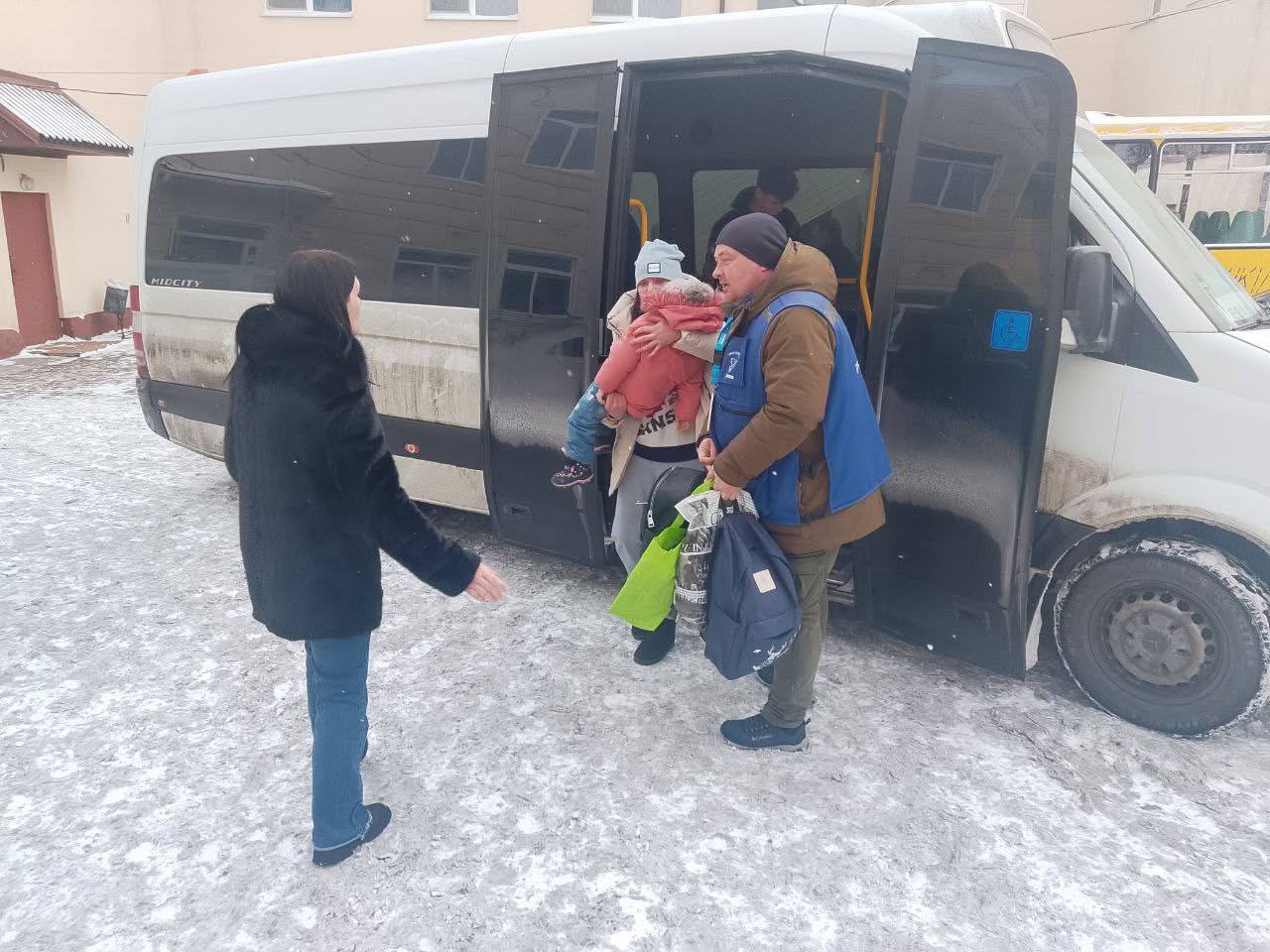 Евакуація з Синельниківських громад: понад 45 тисяч осіб залишили рідні домівки