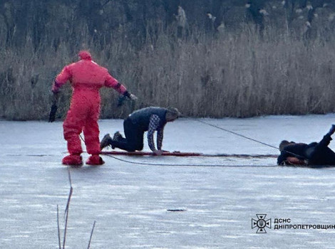 Героїчне спасіння: У Кривому Розі рятувальники визволили людей з крижаної пастки