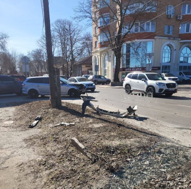 Моторошна аварія центрі Дніпра: легковик і вантажівка зіткнулися в ДТП (відео)
