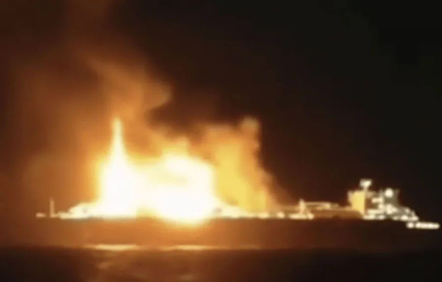 Російський газовий танкер охоплений полум'ям поблизу берегів Лівії: драматичні кадри з місця події