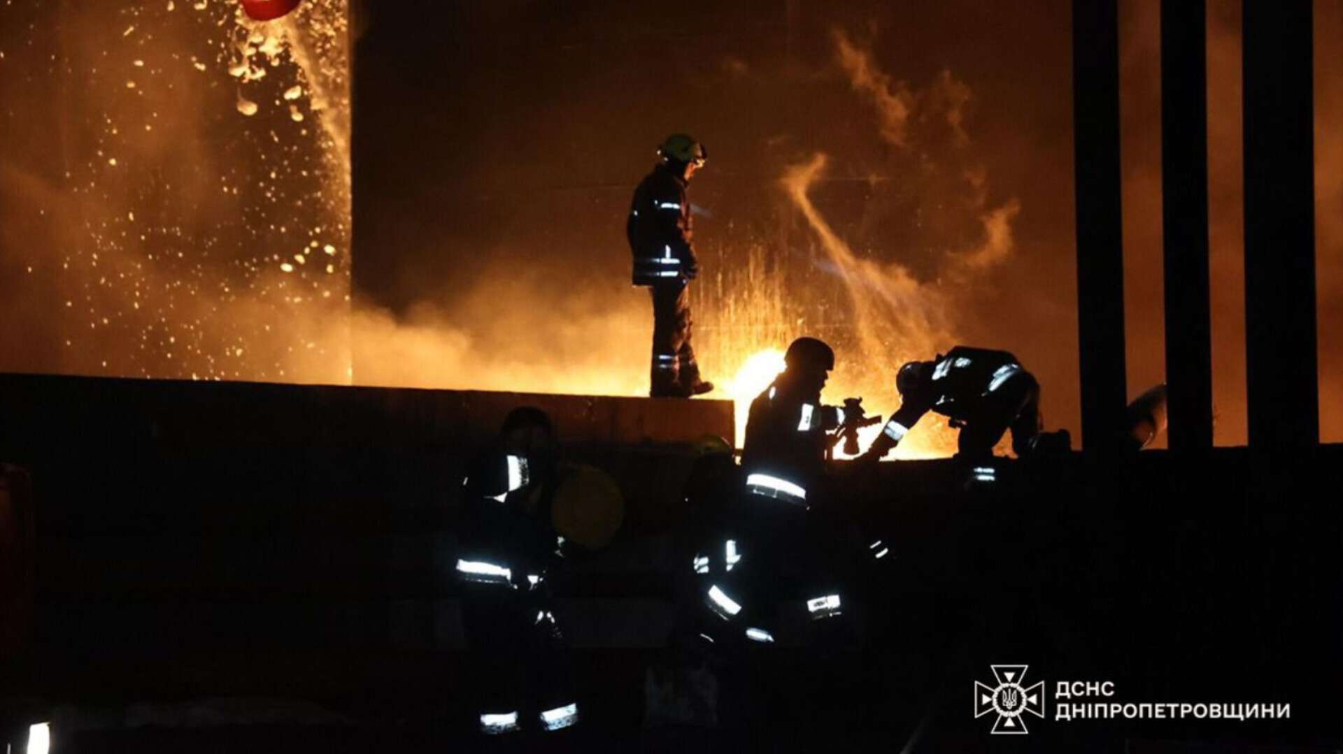 "Трагедія на Дніпропетровщині: нічні обстріли призвели до масштабної пожежі, є жертва та постраждалі".