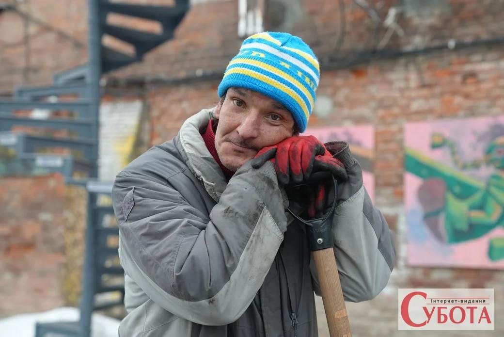 Вісім мов, посольство і мітла: історія сумського двірника, який підкорив мережу. ВІДЕО