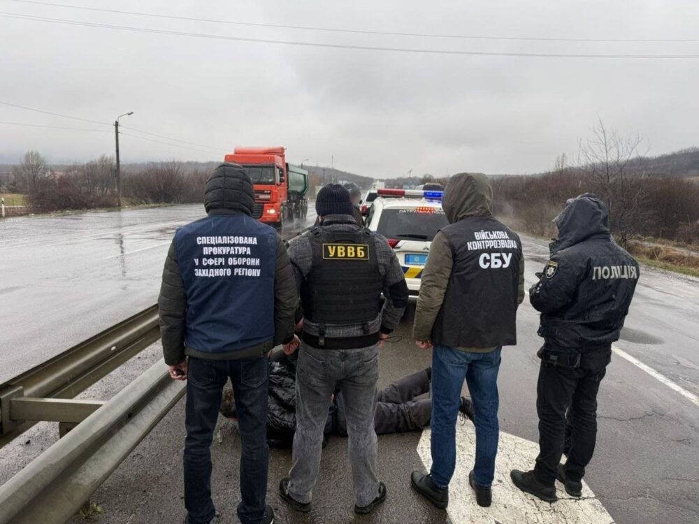 Затримано мешканця Дніпропетровщини за спробу підкупу прикордонника, аби вивезти із України ухилянта за 4000$