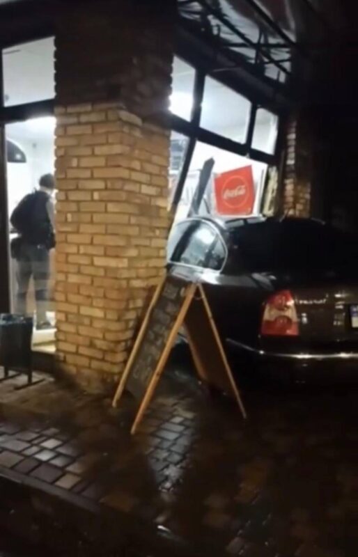 Авто в Дніпрі "припаркувалось" у кіоску з шаурмою. Шокуюче фото та відео!