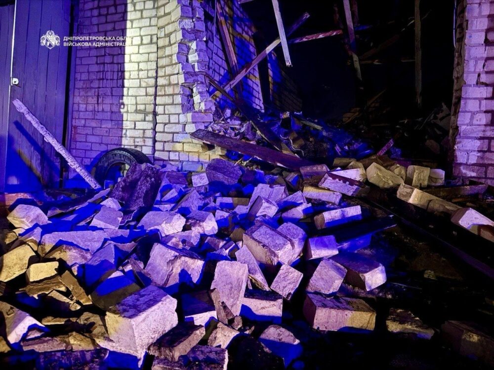 Дрон РФ влучив у заклад у Дніпрі: двоє дітей постраждали (Фото, обновлено)