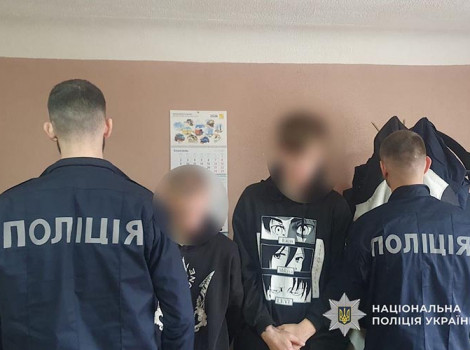 Приклади заголовків:
Дніпровські "мото-розбирачі": викрали, розібрали – і що далі?
Мото-крадіжка в Дніпрі: двоє юнаків залишили лише купи запчастин.
"Швидкий" тюнінг по-дніпровськи: мотоцикл для двох – на запчастини.
Дніпро: хлопці "реабілітували" мотоцикл... на деталі.
Запчастини з "привітів" з Дніпра: двоє викрадачів розібрали байк.