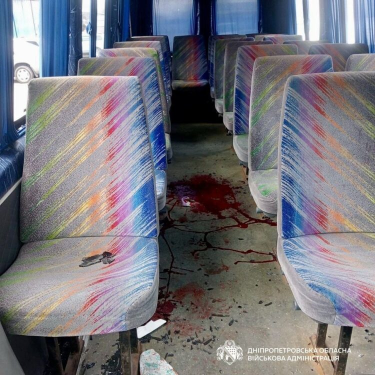 Рейсовий автобус під обстрілом: Росіяни знову вдарили по Нікопольщині, 5 поранених.