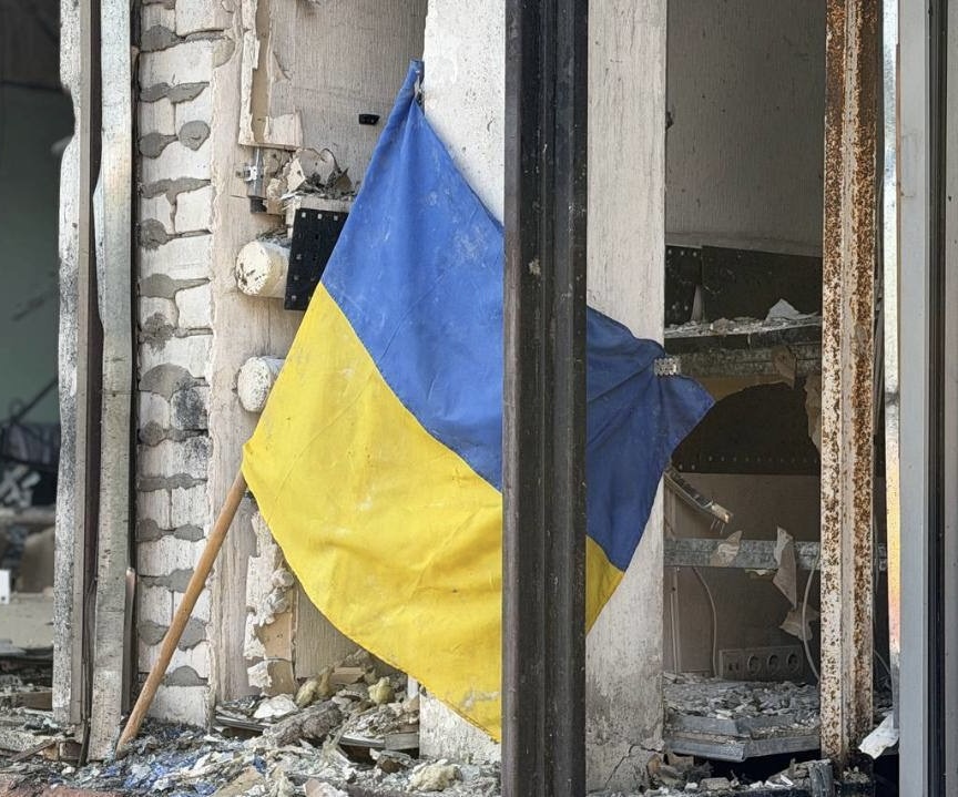 Український прапор непохитний: у Дніпрі встояв після удару «шахеда» по магазину.