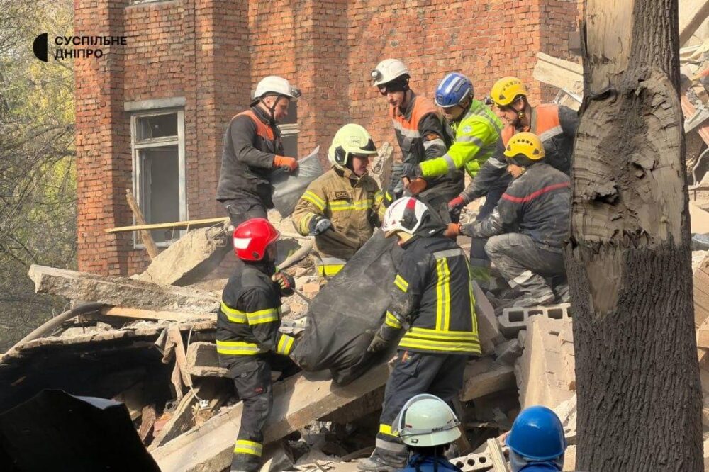 Завали Дніпра: Жахлива знахідка з-під уламків.