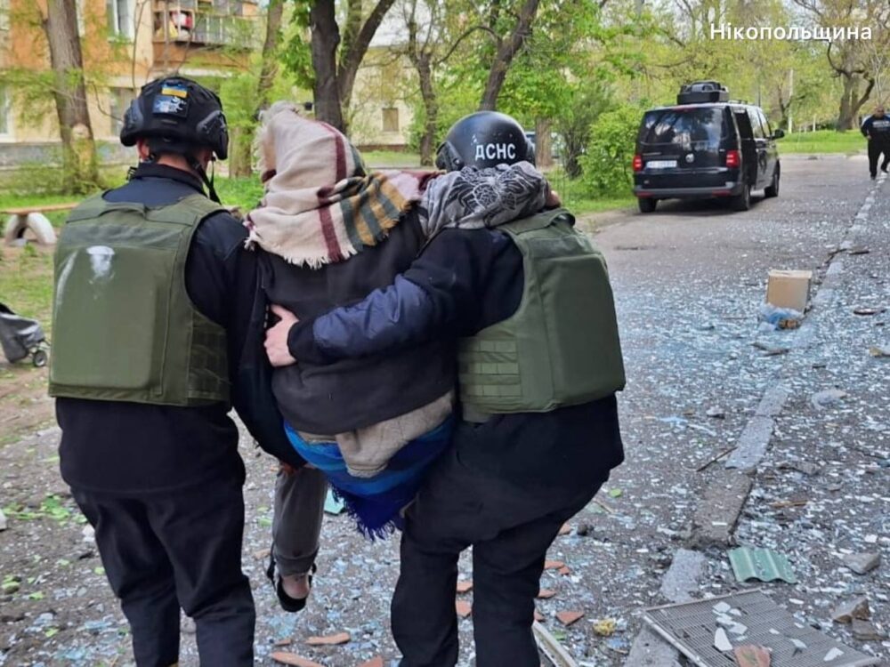 Наступні варіанти назв:

Дніпропетровщина: 4 поранених через ворожі атаки
Наслідки ворожих атак на Дніпропетровщині: 4 постраждалі
Четверо постраждалих на Дніпропетровщині внаслідок ударів ворога
Ворожі атаки на Дніпропетровщину: є поранені
Дніпропетровщина під ударом: 4 цивільних постраждали