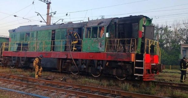 Ось кілька варіантів, що відповідають вашим вимогам:
Російські дрони атакували залізницю: є постраждалий (заява Кулеби)
Область під ударом: російські дрони вразили залізницю, постраждав мирний житель, – МЗС
Атака дронів на залізницю: росіяни завдали удару, є жертви, – Кулеба
Залізнична інфраструктура під обстрілом: росіяни б'ють дронами, постраждав чоловік, – Кулеба