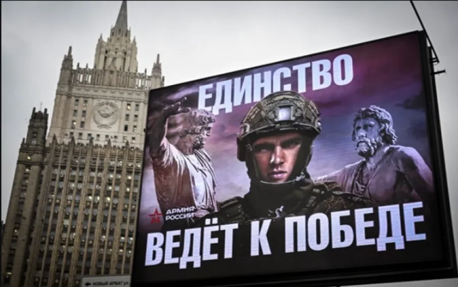 Парад параної: Путін під захистом 4 ешелонів ППО, ховаючись за сіткою. ФОТО