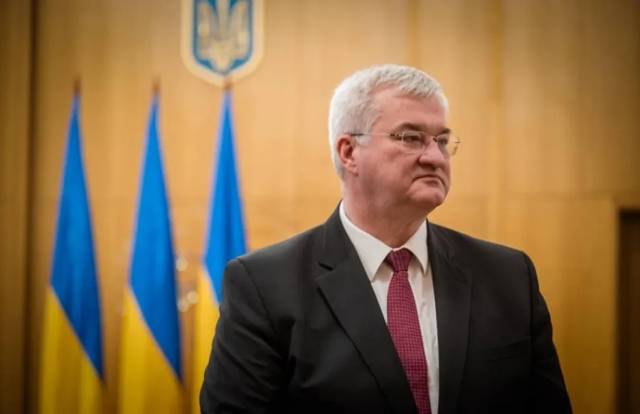 Варіанти унікальних назв (тайтлів) до 160 символів:
Короткі та влучні:

Аеропортове перемир'я: Київ шукає порозуміння з Москвою.
Україна-Росія: шанс на "аеропортове перемир'я"?
Переговори про "аеропортове перемир'я": Україна робить крок.
"Аеропортове перемир'я": Україна на переговорах з РФ.

Більш описові:

Україна пропонує Росії "аеропортове перемир'я" для деескалації.
Київ прагне "аеропортового перемир'я": діалог з Москвою розпочато.
Пошук "аеропортового перемир'я": Україна веде переговори з РФ.

З акцентом на новизну:

Нова фаза переговорів: Україна оголосила про "аеропортове перемир'я".
"Аеропортове перемир'я": Україна намагається укласти угоду з Росією.

Ваш вибір залежить від того, на якому аспекті новини ви хочете зробити акцент.