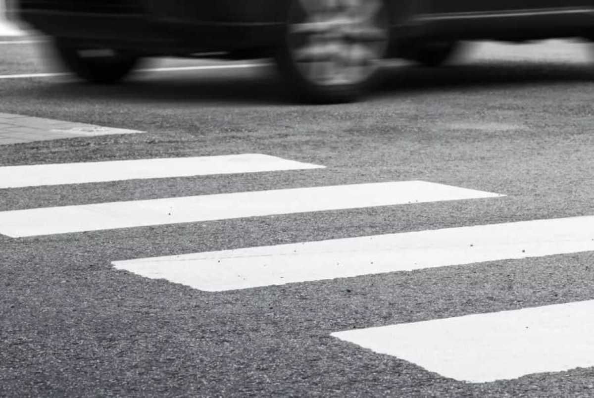 Дніпропетровщина: Авто на шаленій швидкості промчало біля жінки з дітьми на переході (Відео) – дивом уникли трагедії!