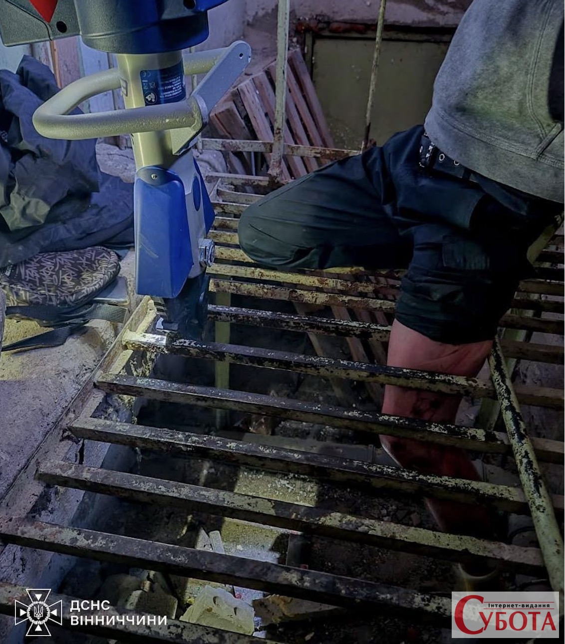 Несподівана пригода у Вінниці: рятувальники допомогли юнаку визволити ногу, що застрягла в металевій решітці.