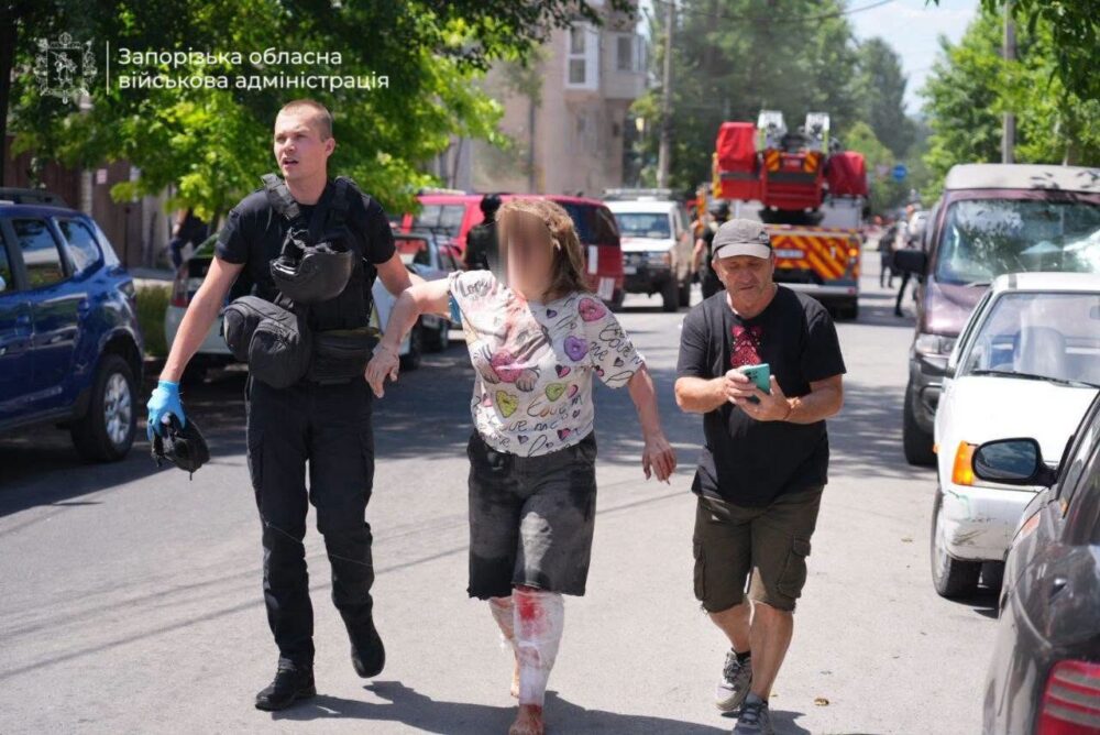 Запоріжжя під вогнем: РФ вдарила ракетою по центру, 6 поранених, палають будинки. (Відео/Фото)