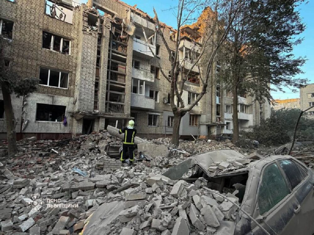 Львів: 9 врятовані з-під завалів, пошук триває