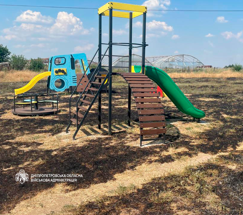 Ось кілька варіантів заголовків, створених з урахуванням вашого запиту:
Варіанти заголовків:
Жах на Дніпропетровщині: росіяни вбили трьох, 12 поранено, серед них діти.
Дніпропетровщина під ударом: 3 загиблих, 12 поранених, є діти. Росія відповідальна.
Черговий геноцид: росіяни вбили 3 мешканців Дніпропетровщини, 12 поранено, діти серед постраждалих.
Кривавий ранок на Дніпропетровщині: 3 загиблих, 12 поранених, постраждали діти.
Жорстока атака РФ на Дніпропетровщину: 3 загиблих, 12 поранених, серед жертв — діти.