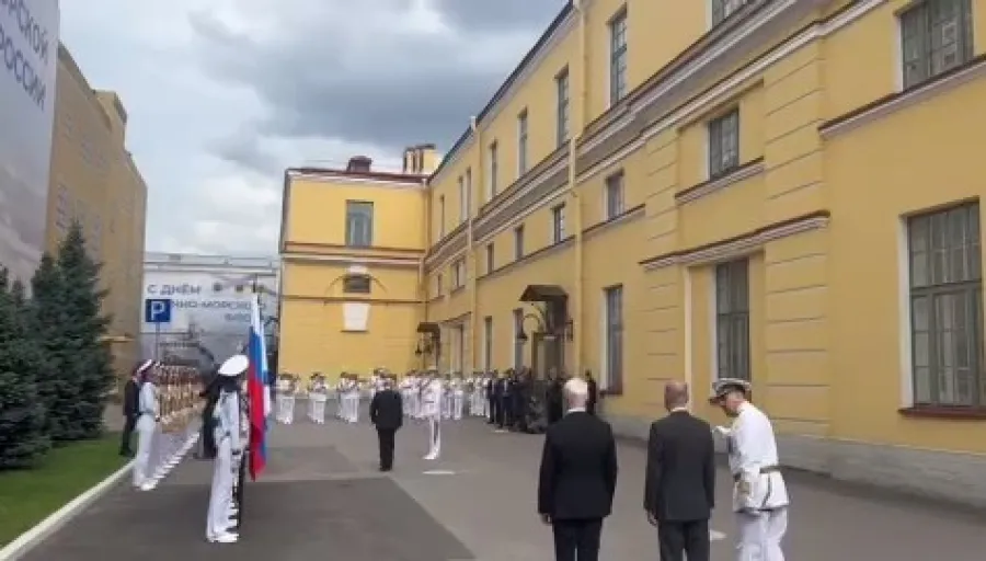 Путін у Пітері: парад скасовано, зв'язок глушать, сам ховається у підворітті.