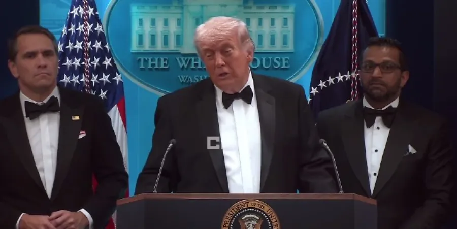 Трамп хворий? Плітки з соцмереж ставлять діагноз: здоров'я політика під угрозою.