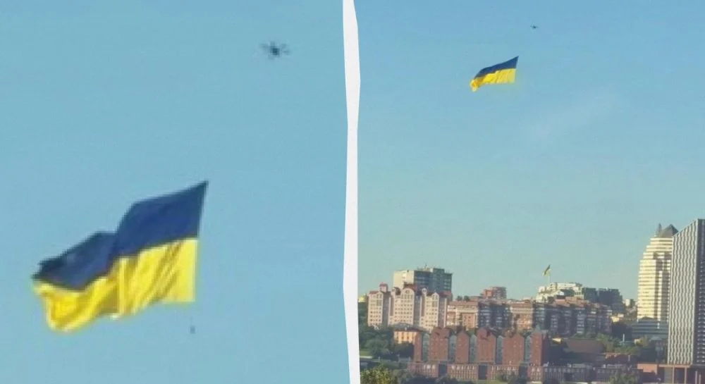 Над величним Дніпром майорить гігантський прапор України. Захоплююче видовище!