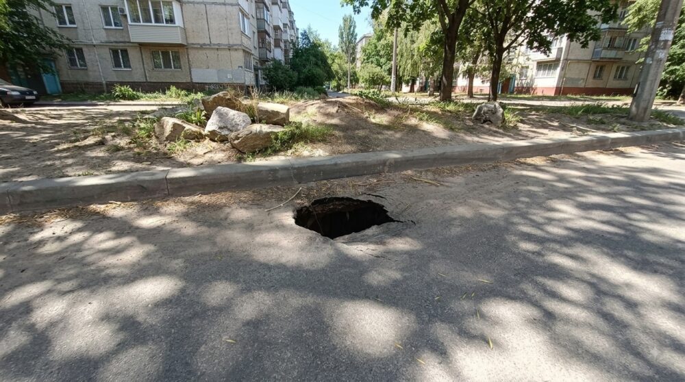 Неймовірне порятунок у Дніпрі: водійка витягнута з небезпечного "порталу в пекло"!