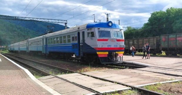 Потяги запізнюються до 10 годин через обстріли: новини безпеки та перевезення.