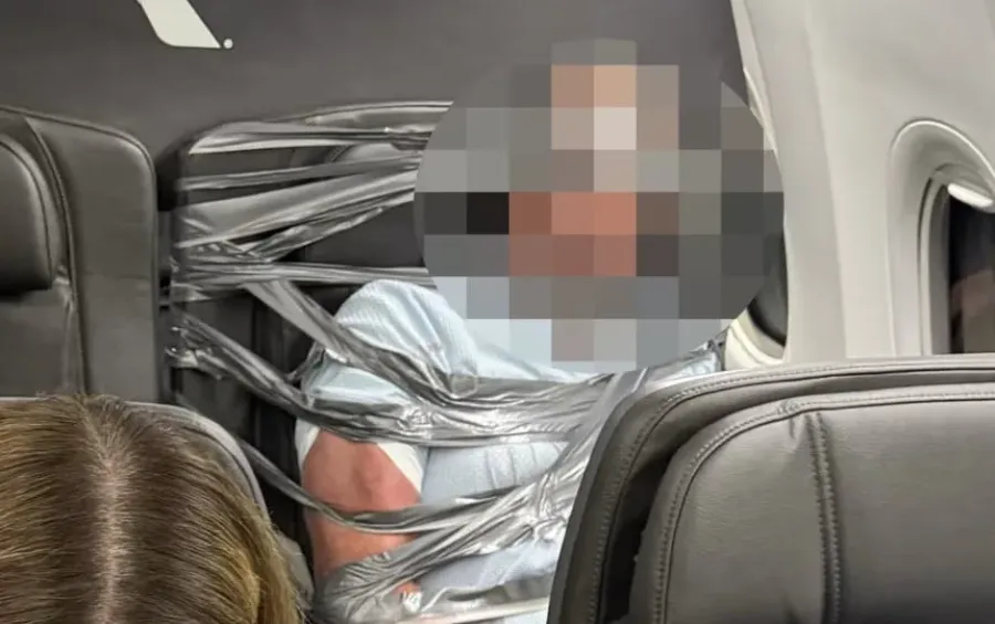 Агресивний пасажир American Airlines, який ображав інших та бився, отримав "прив'язку" скотчем до крісла