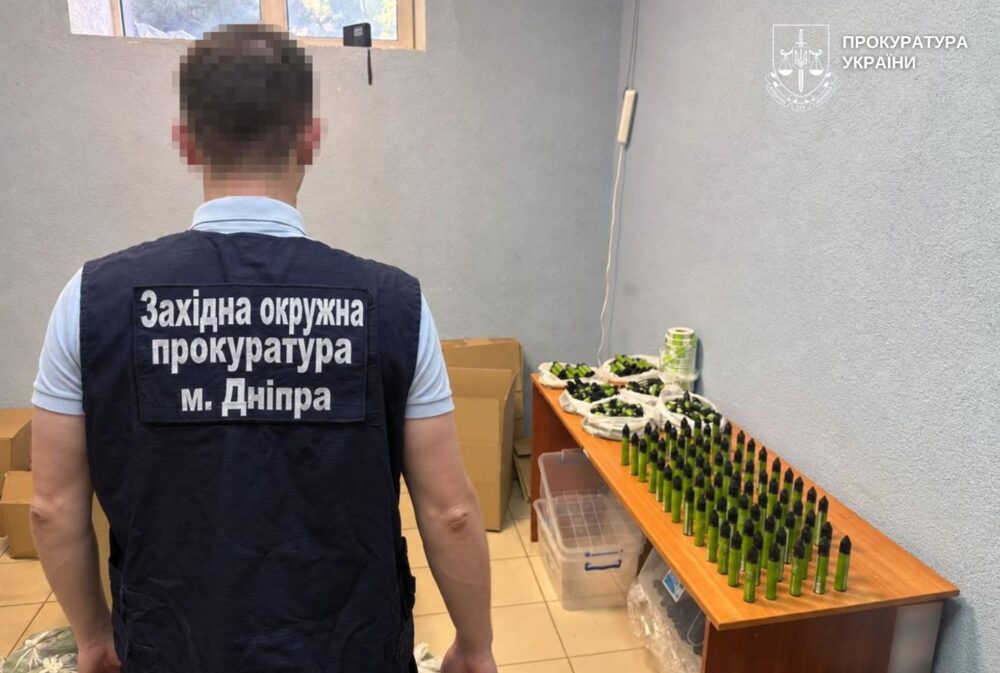 Дніпровські правоохоронці викрили підпільний цех з виготовлення рідин для електронних сигарет