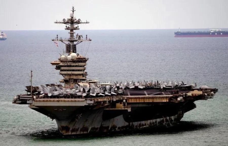 Іржавий авіаносець США з рекордним перебуванням в морі та зламаними туалетами дістався Таїланду