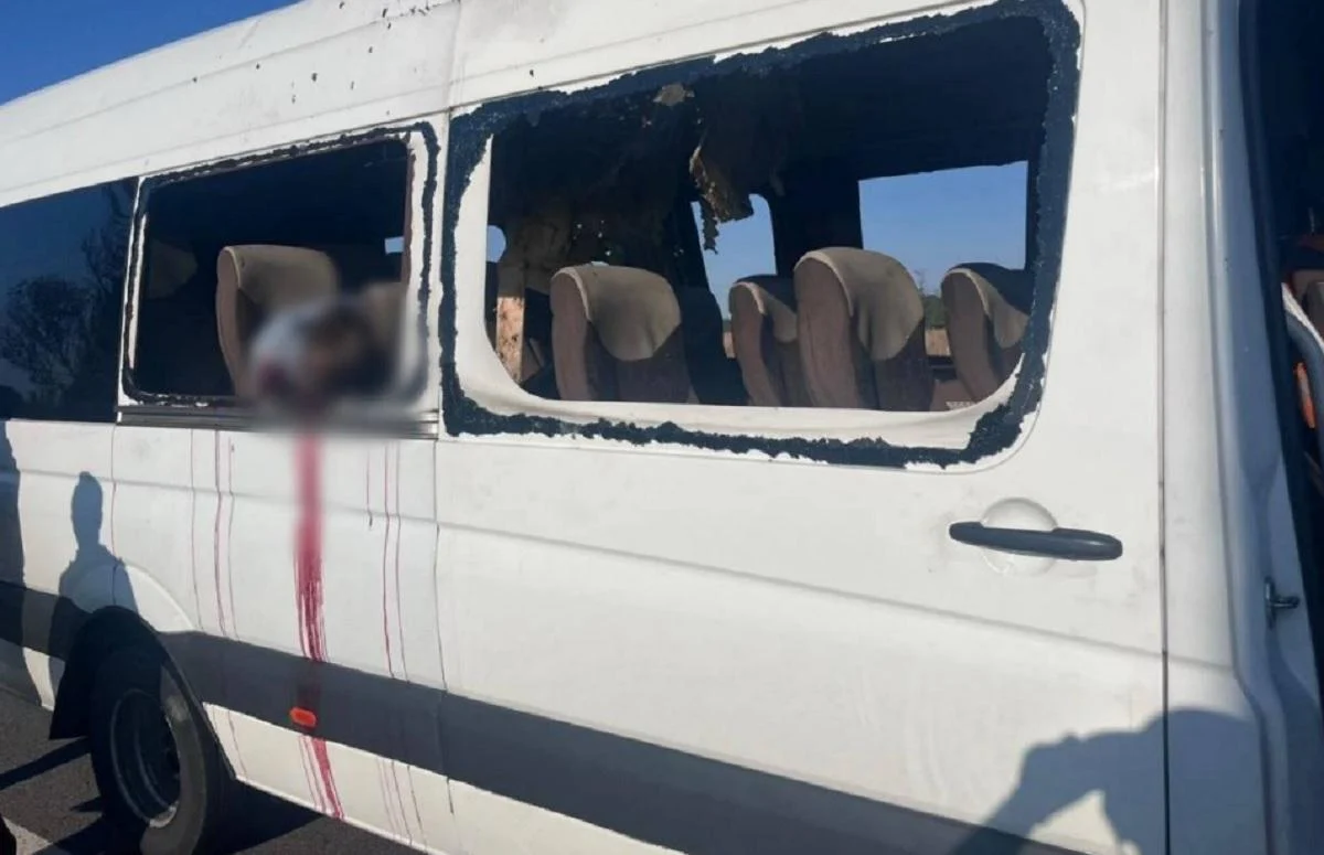 Росіяни вдарили по автобусу біля Нікополя: загинули 5 осіб, багато поранених (фото)