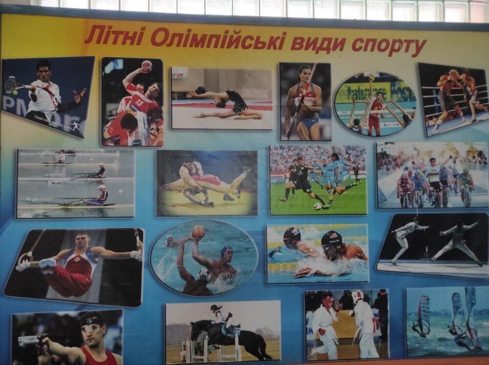 У Кам’янському коледжі виявили стенд з російськими військовими та спортсменами, який провисів понад 10 років